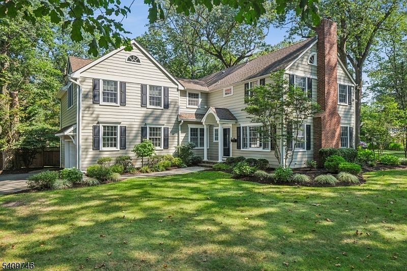 1st image of 61 Oakwood Dr