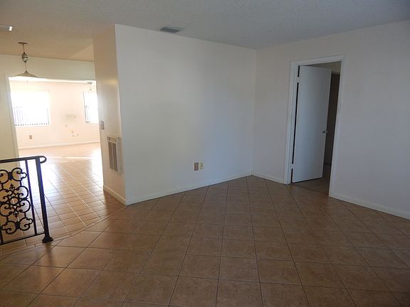 5th image of 815 23rd Ave N