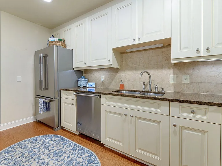 701 Royal Ct #306 — Photo 9