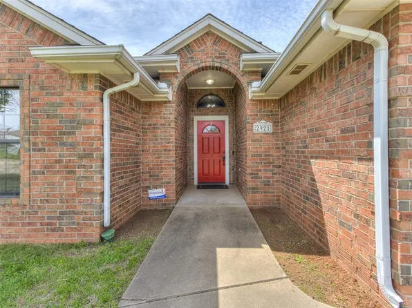 2921 Lacey Dr, Chickasha, OK 73018