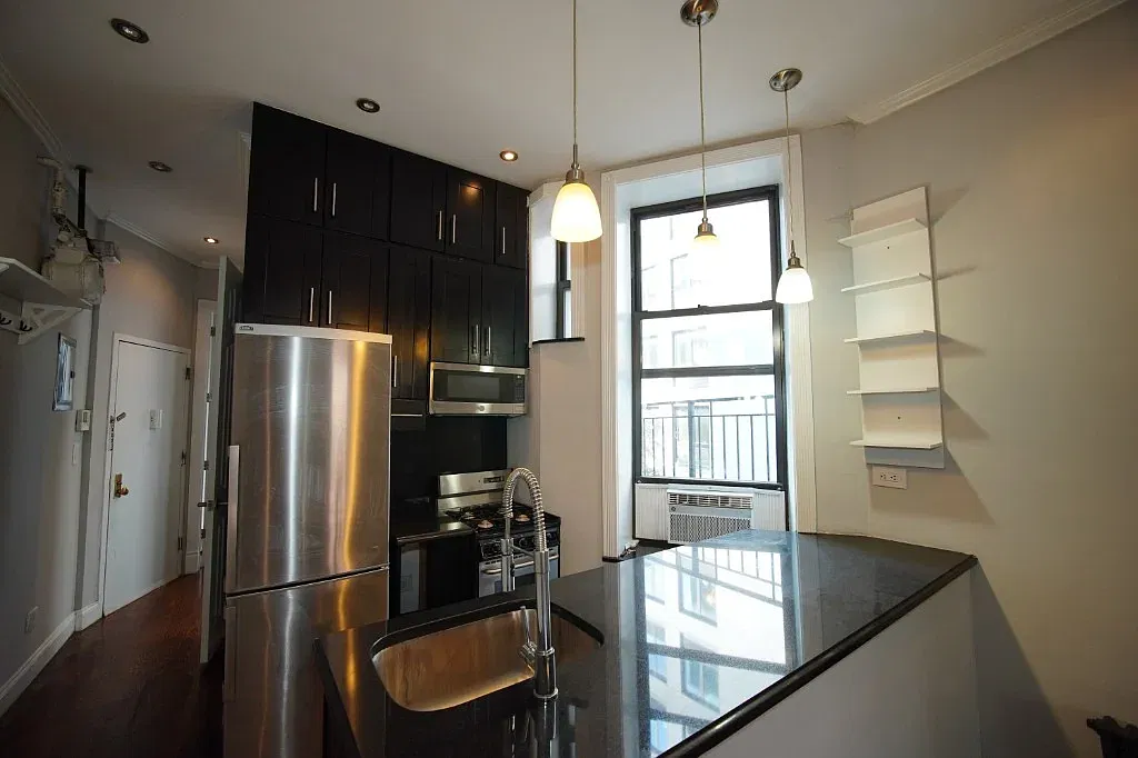 60 Avenue B — Photo 2
