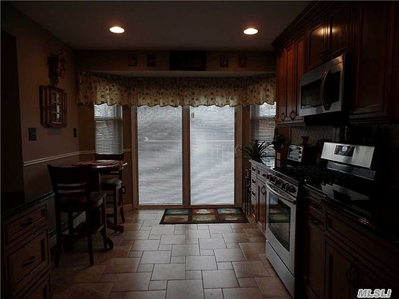 3rd image of 128 Beverly Pl