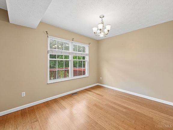 5th image of 42 Applewood Dr