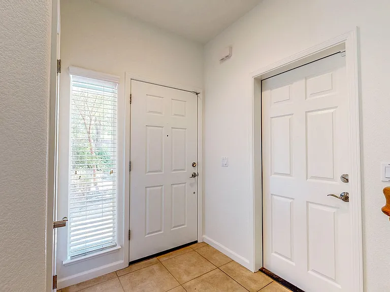 642 Acacia Ln — Photo 5