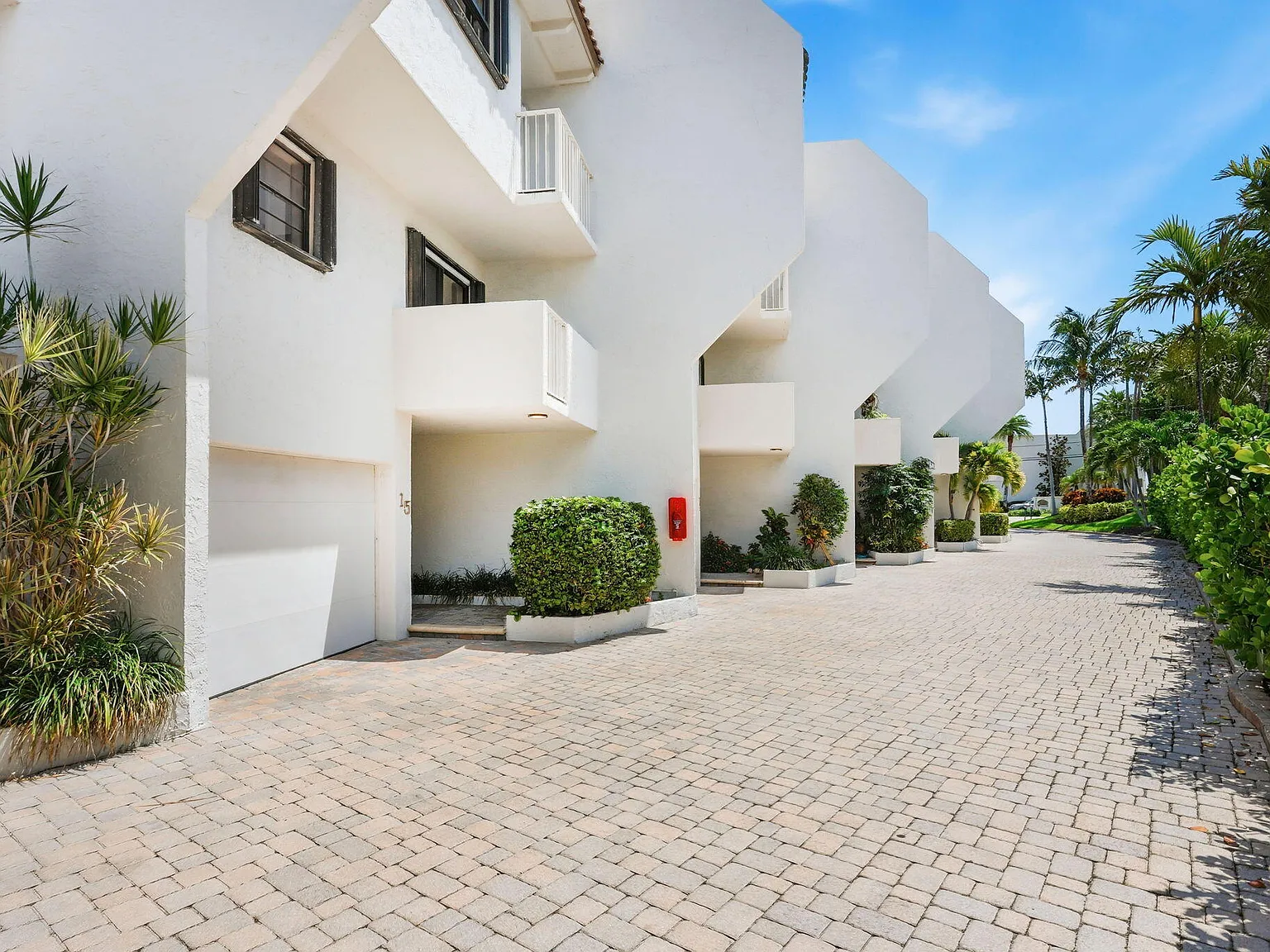 3 bed, 3.5 bath, 2844 sqft, $7,500 — Photo 3