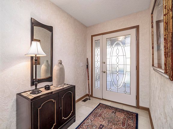 3rd image of 10 Emanuel Pl
