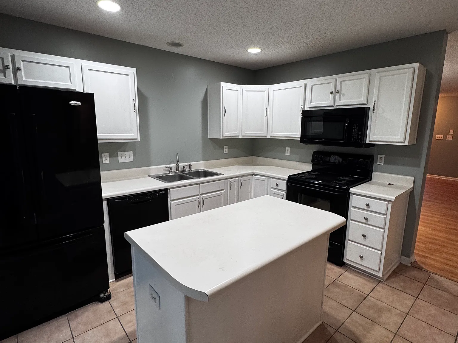 3 bed, 2.5 bath, 1376 sqft, $1,900 — Photo 4