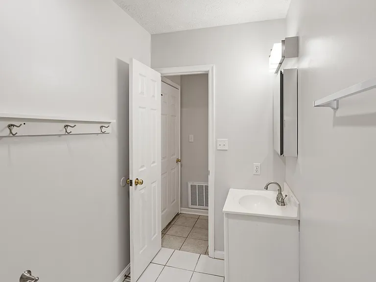359 Montgomery Cir — Photo 2