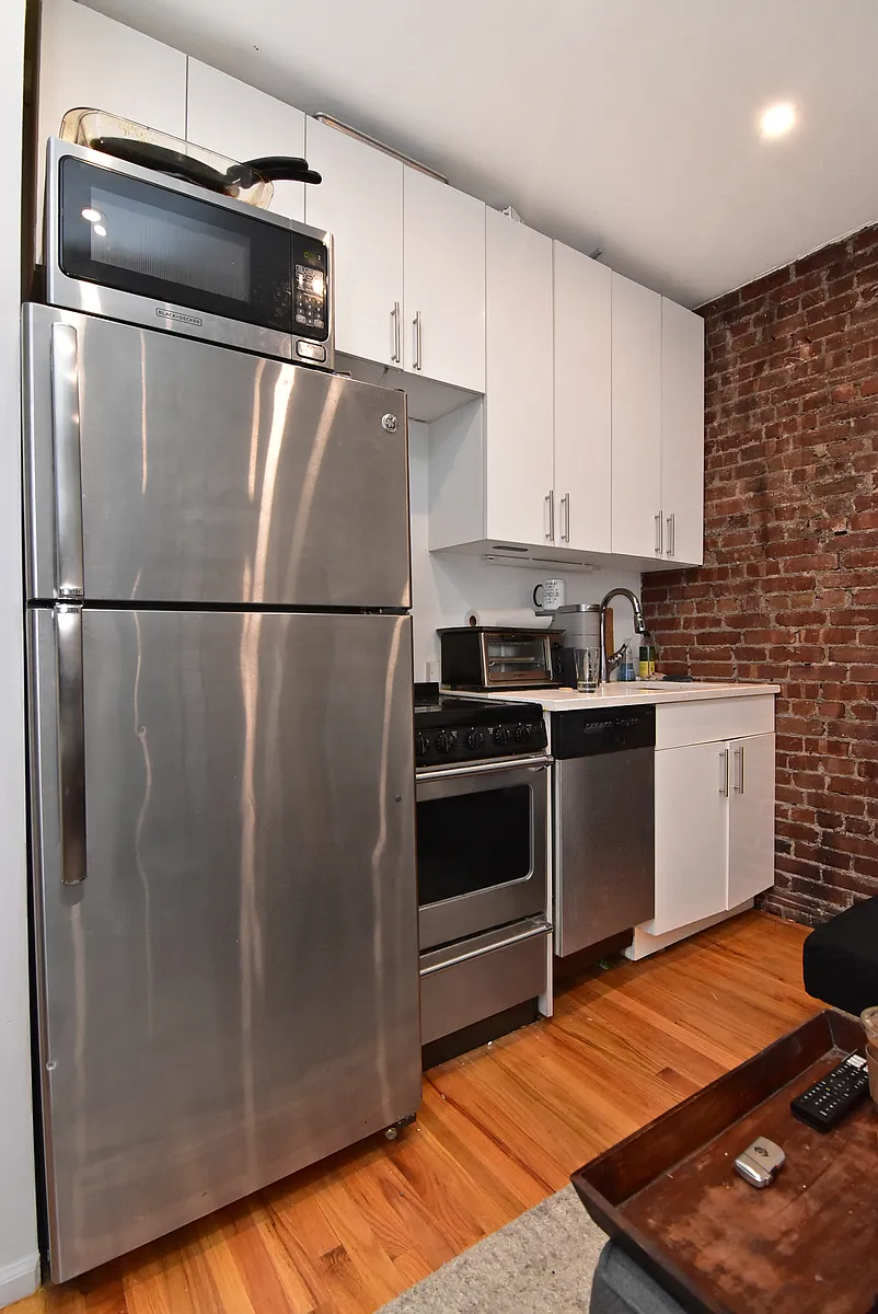 Building Photo - 104 E 4th St #CE