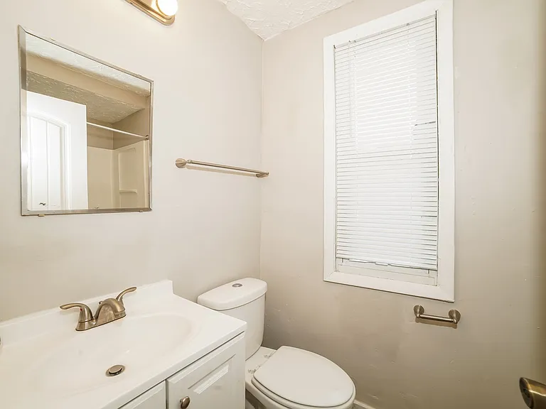 1346873_028_bathroom_13624586.jpg