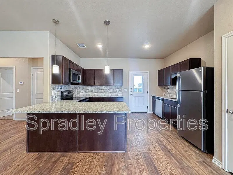1 bed, 1.0 bath, 904 sqft, $1,150 — Photo 3
