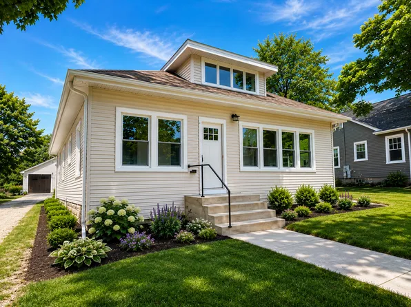 840 S Silver Lake St, Oconomowoc, WI 53066