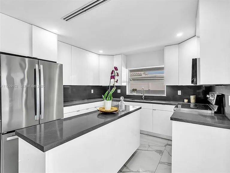 440 SE 8th Ave — Photo 40