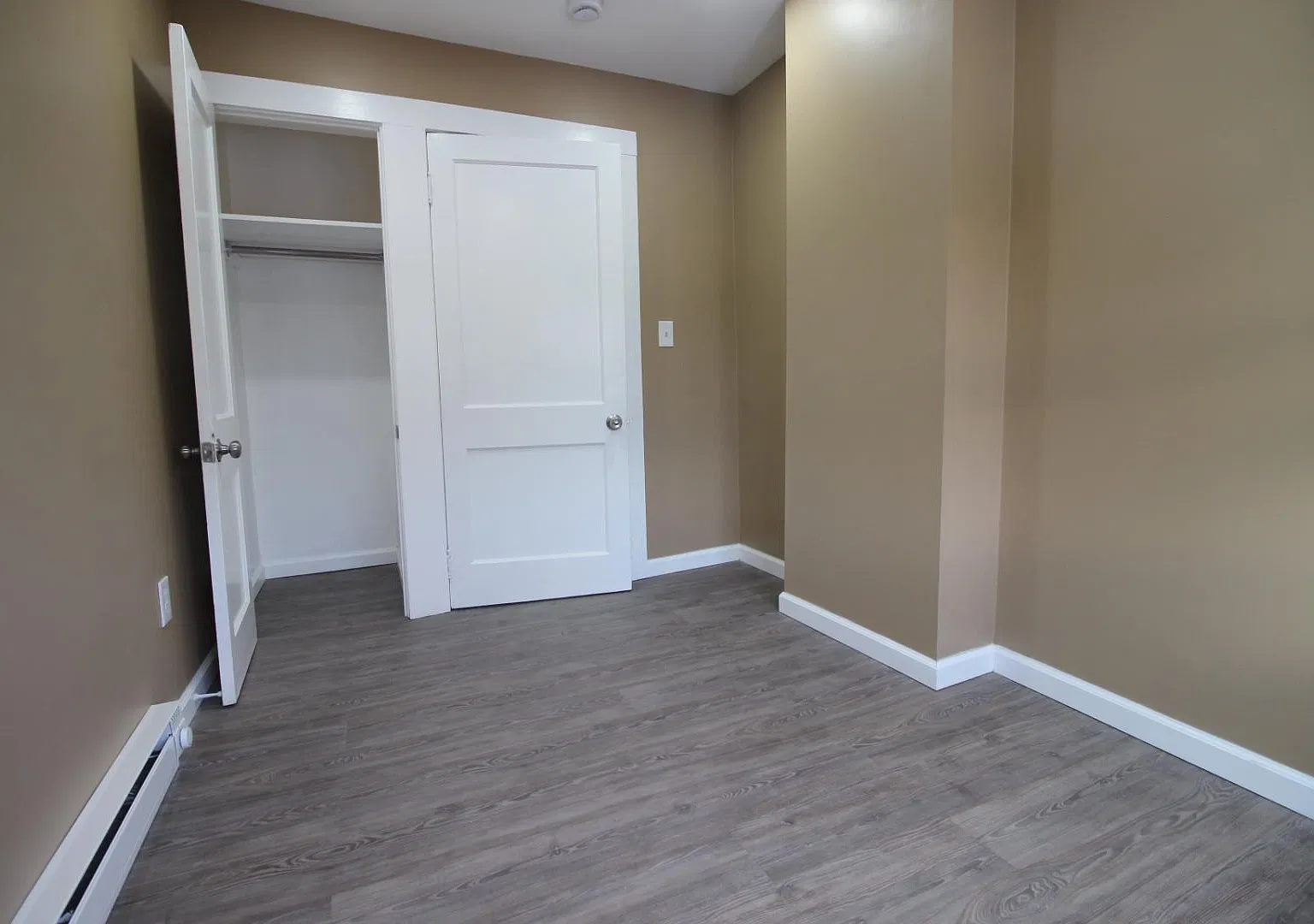 910 E Market St — Photo 4