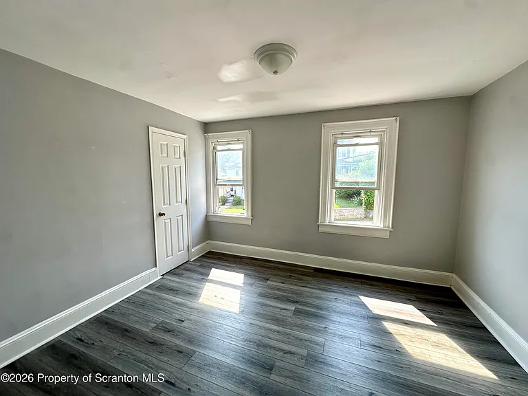 124 Crown Ave — Photo 9