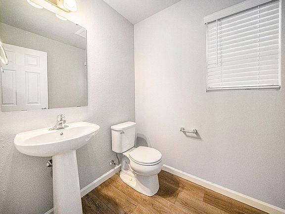 5th image of 1002 Chittock Ave