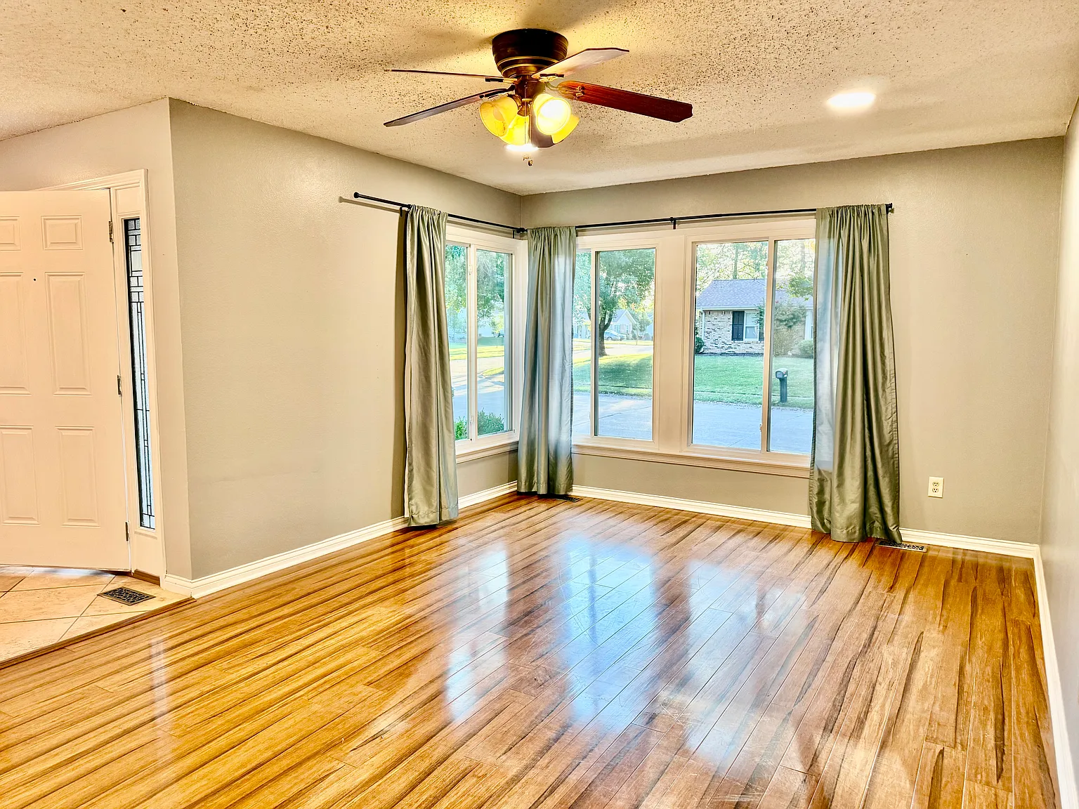4 bed, 2200 sqft, $2,700 — Photo 2