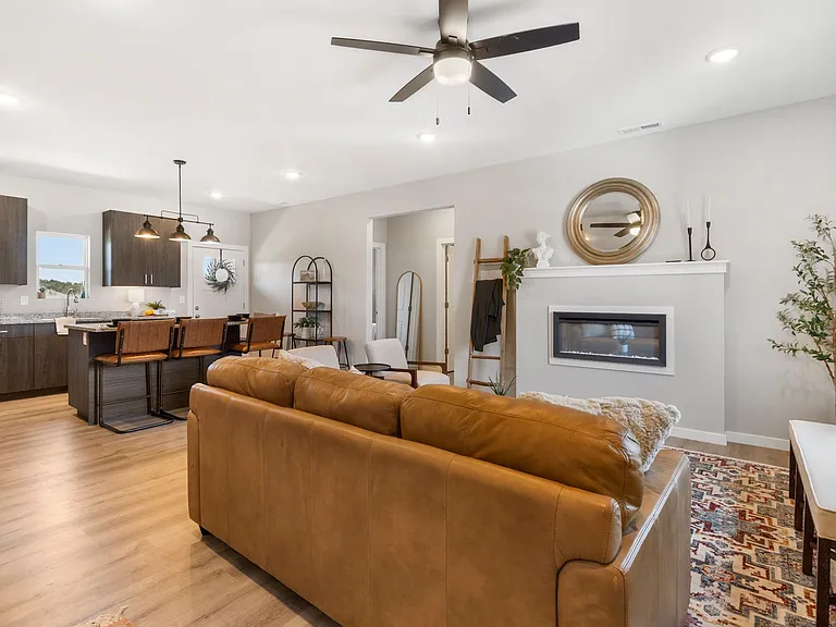 665 E Forest St — Photo 3