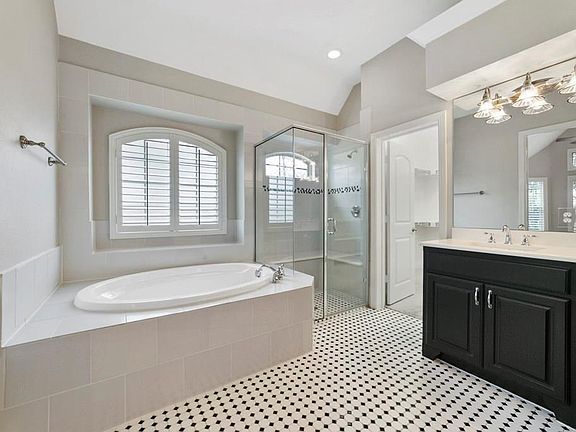 4th image of 700 Chapel Hill Ln