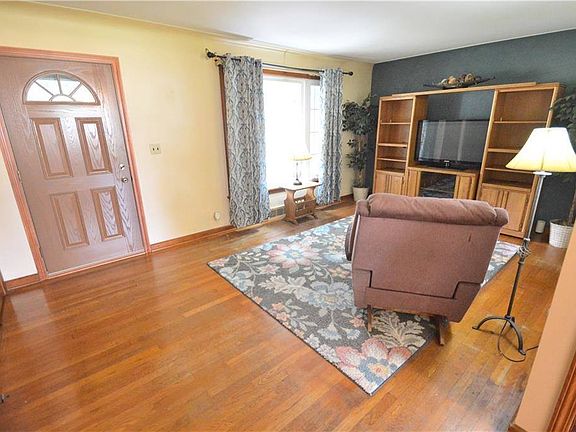 3rd image of 412 Tudor Ln