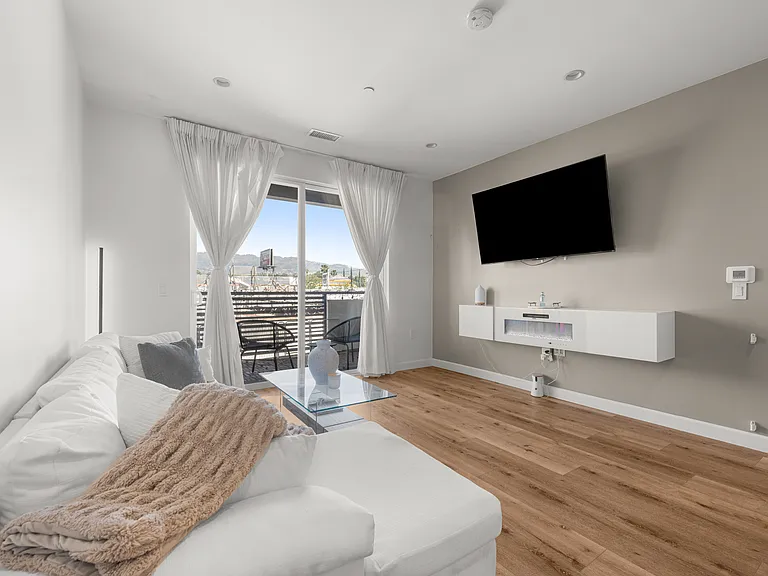 10247 Variel Ave — Photo 13