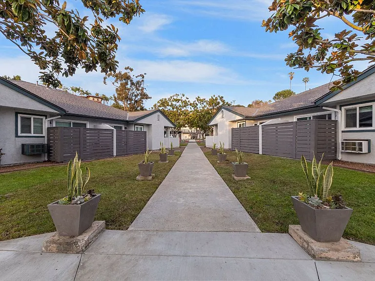 Sunset Cliffs Apartments — Photo 35