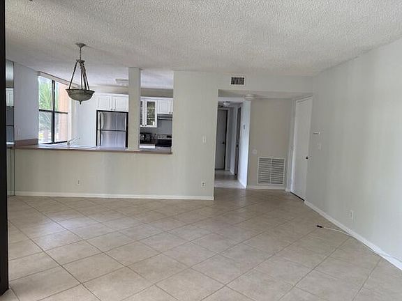 2nd image of 500 Egret Cir APT 8211