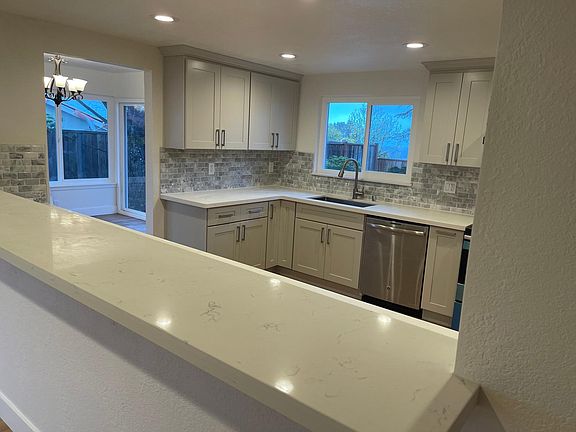 3rd image of 1319 Manzanita Dr