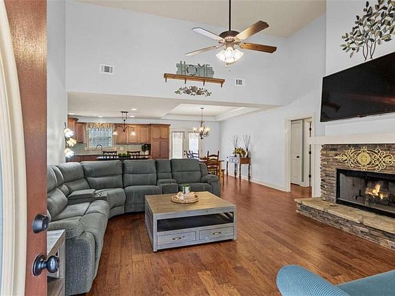 4th image of 1023 Center Point Rd