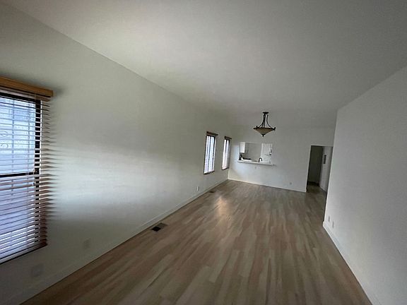 2nd image of 1365 Edgecliffe Dr APT 1