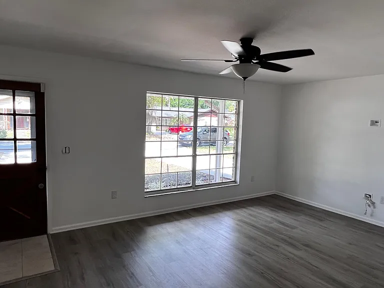 1611 Lawton Ln — Photo 3