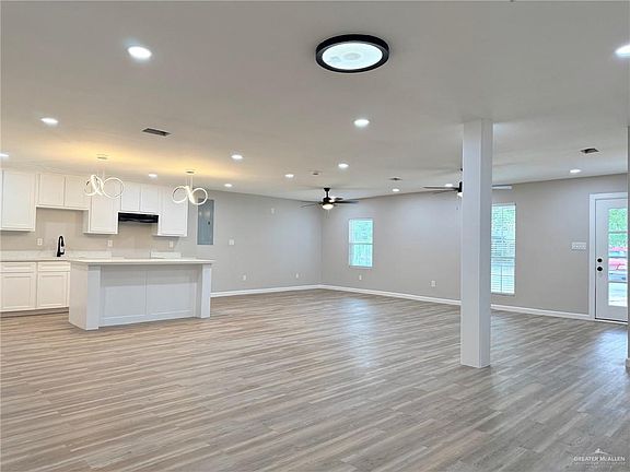 2nd image of 2833 Redwood Ave