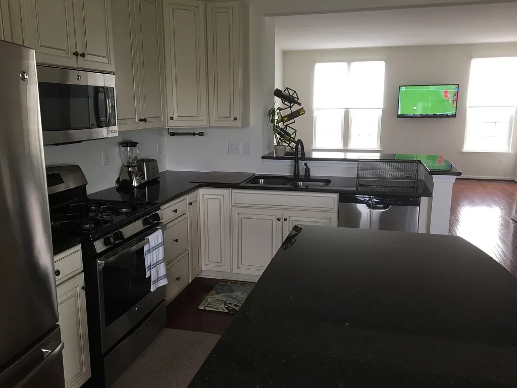 3 bed, 2000 sqft, $4,000 — Photo 4