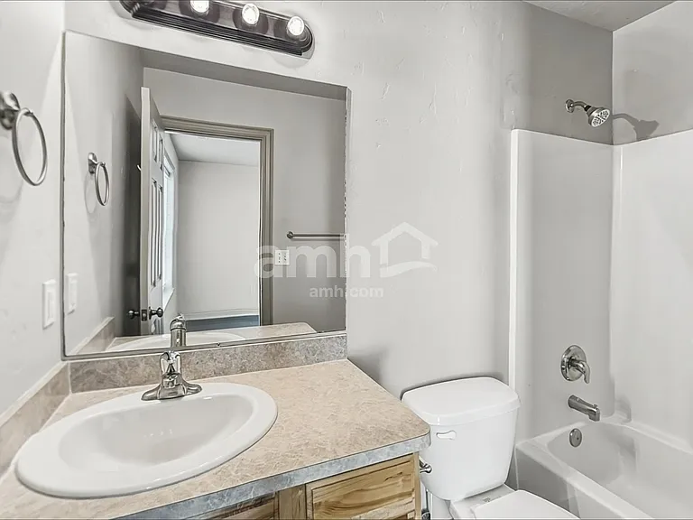 186 W Gate Ln — Photo 11
