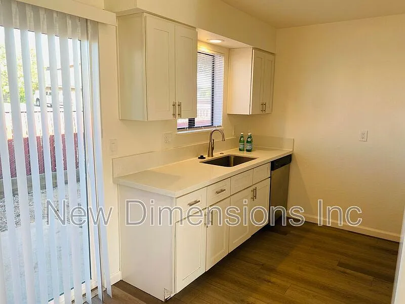 2 bed, 1.0 bath, 864 sqft, $1,500 — Photo 2