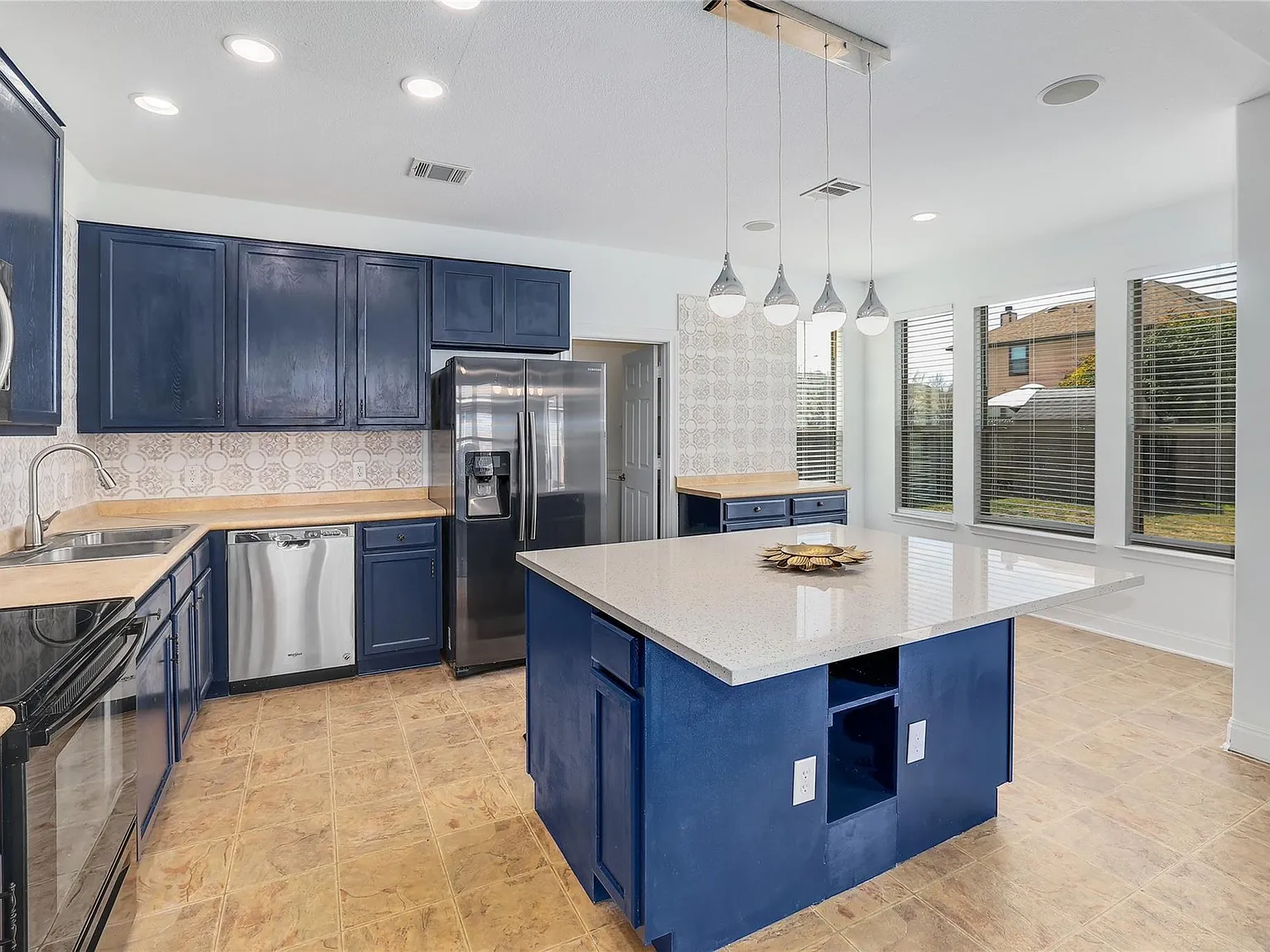 6 bed, 2.5 bath, 2759 sqft, $2,400 — Photo 3