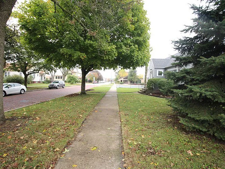 THE RESIDENCES AT SECOND STREET are located in a lovely, quiet, quaint neighborhood. 90 seconds walk to Huntley Park. Make this your home today!