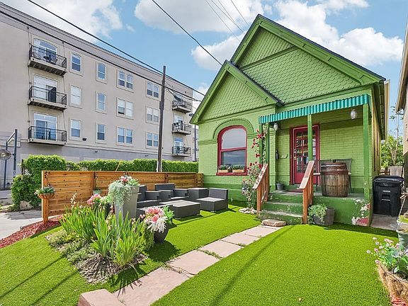 2nd image of 32 W 3rd Ave