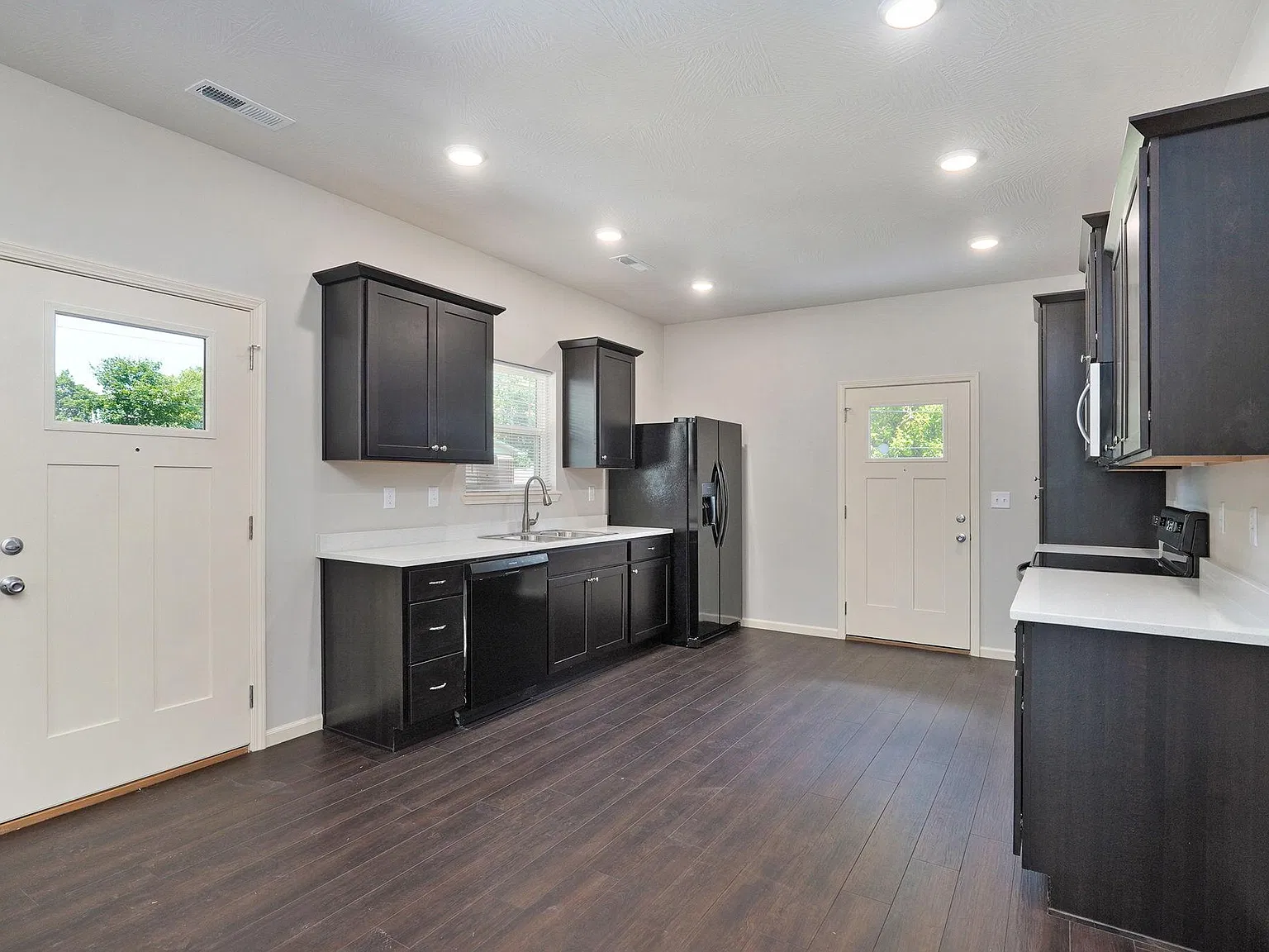 1320 E Elm St — Photo 2