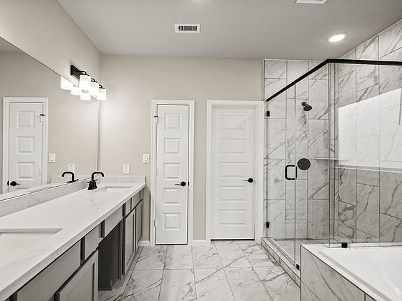 Luxurious primary bath