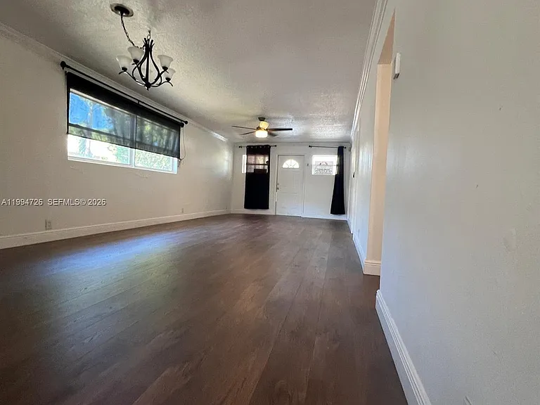 109 SW 1st Ave — Photo 6