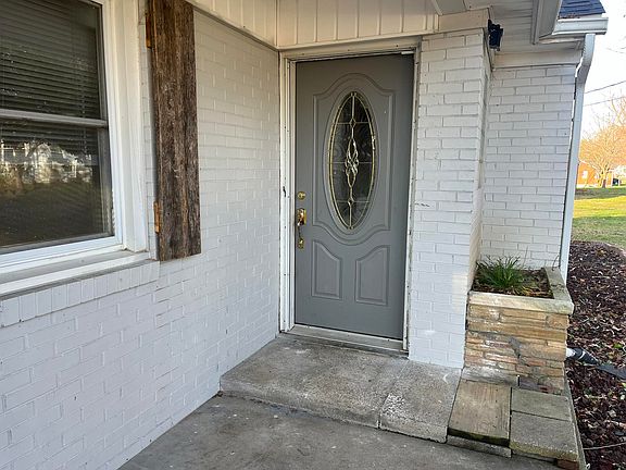 2nd image of 704 Hillcrest Dr
