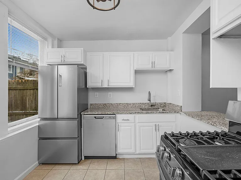 627 N Lakewood Ave — Photo 1