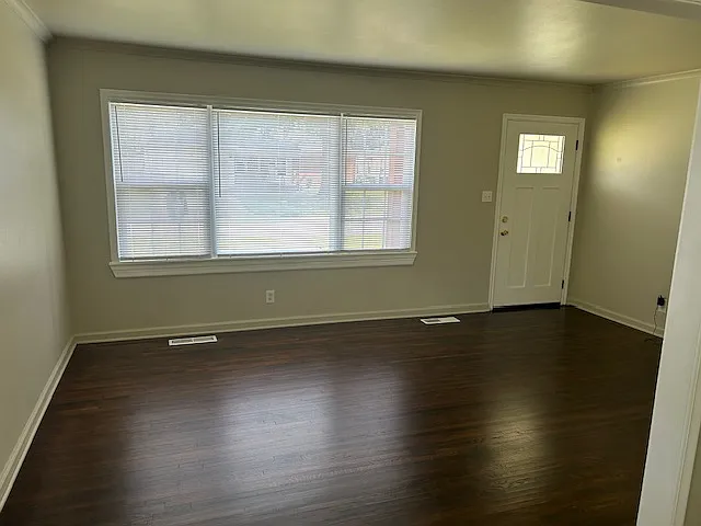 1504 E 49th Pl — Photo 3
