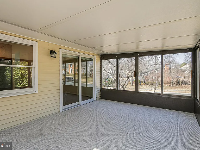 510 Retford Dr — Photo 10