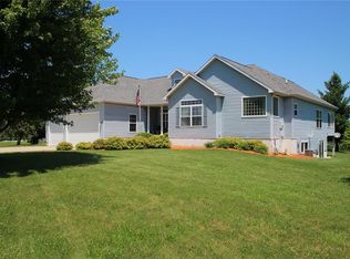 811 Hill Ridge Dr, Lisbon, IA 52253