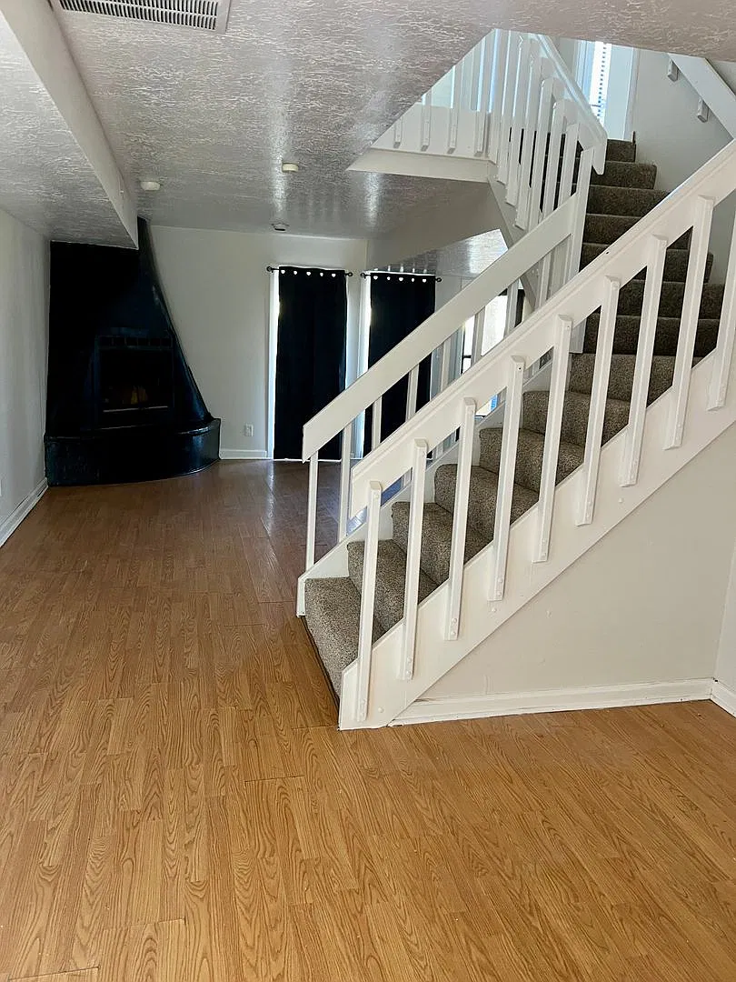 Great Town-Home!! — Photo 3