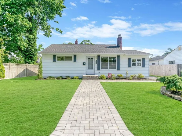 202 Brook Street, Oakdale, NY 11769