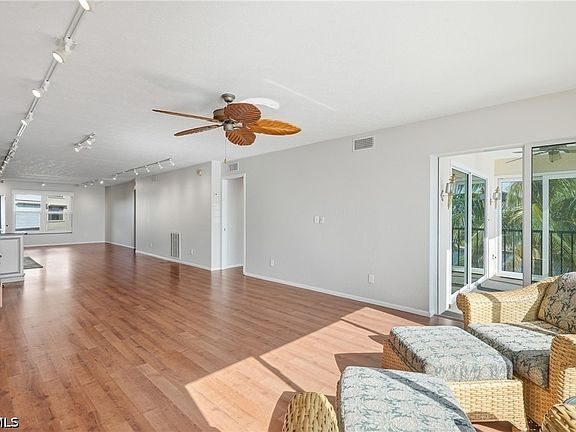 3rd image of 4015 SE 20th Pl APT 301