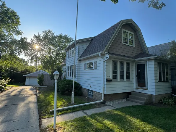1919 S 93rd St, Milwaukee, WI 53227